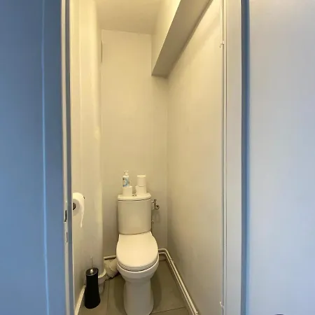 Cosy, Spacieux Avec 3 Et Espaces De Travail - Pres Bas Apartment *